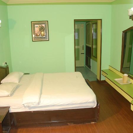 Hotel Sapphire Garden View Ooty Kültér fotó