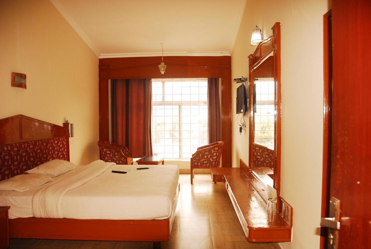 Hotel Sapphire Garden View Ooty Kültér fotó