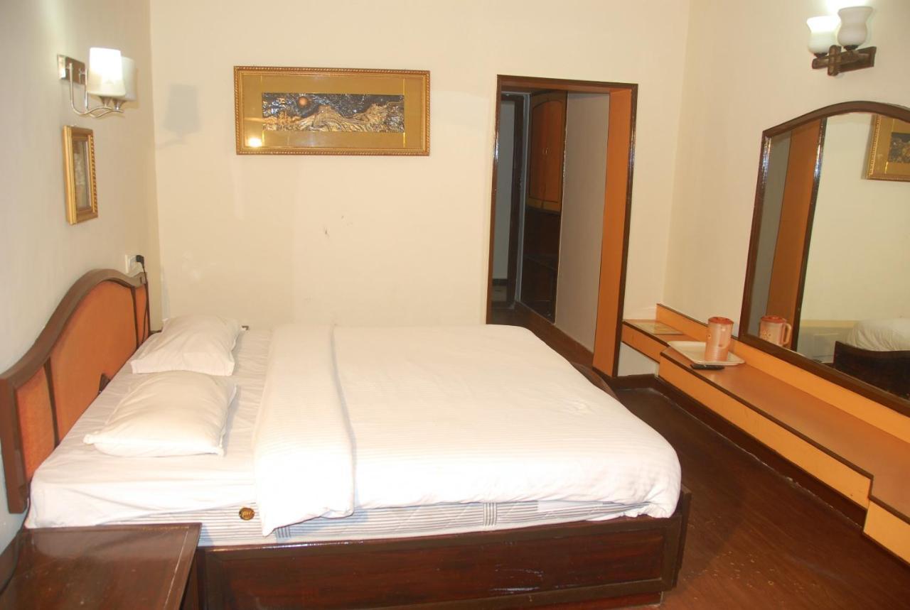 Hotel Sapphire Garden View Ooty Kültér fotó