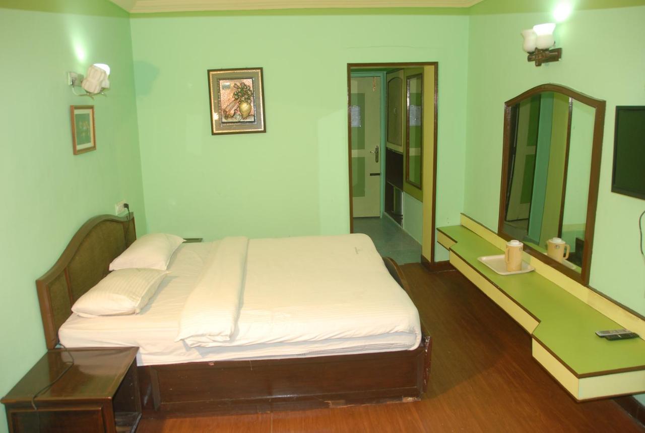 Hotel Sapphire Garden View Ooty Kültér fotó